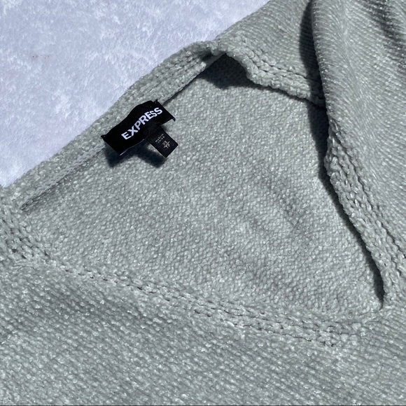 Cashmere V-neck Sweater - Picture 3 of 6
